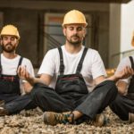 Meditierende Bauarbeiter