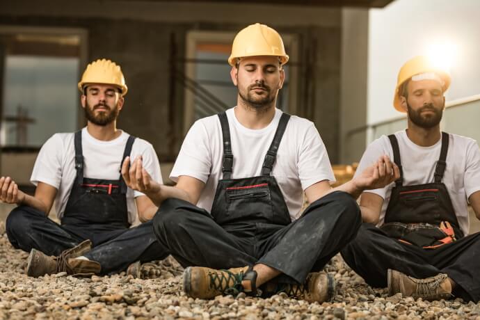 Meditierende Bauarbeiter