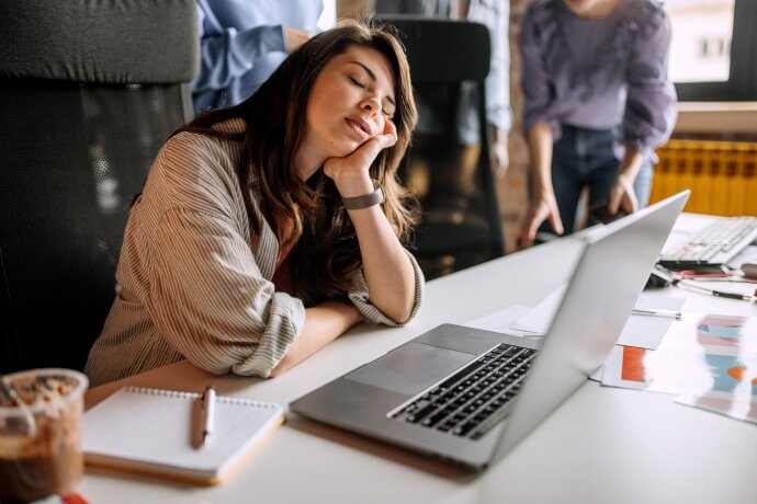 Demotivierte Mitarbeiterin am Laptop