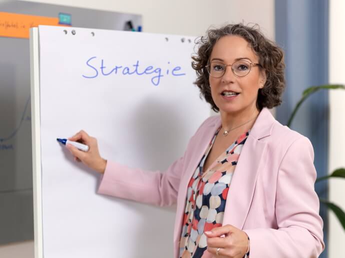 Katharina Stach bei der Strategieentwicklung an einem Whiteboard